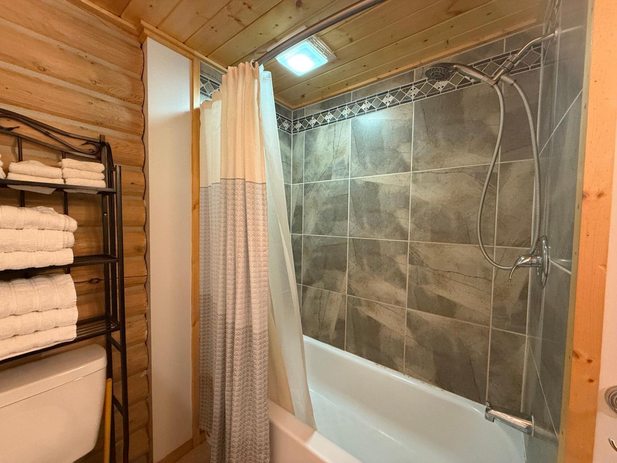 Talkeetna Log Cabin With Hot Tub Unit 1 Bagian luar foto